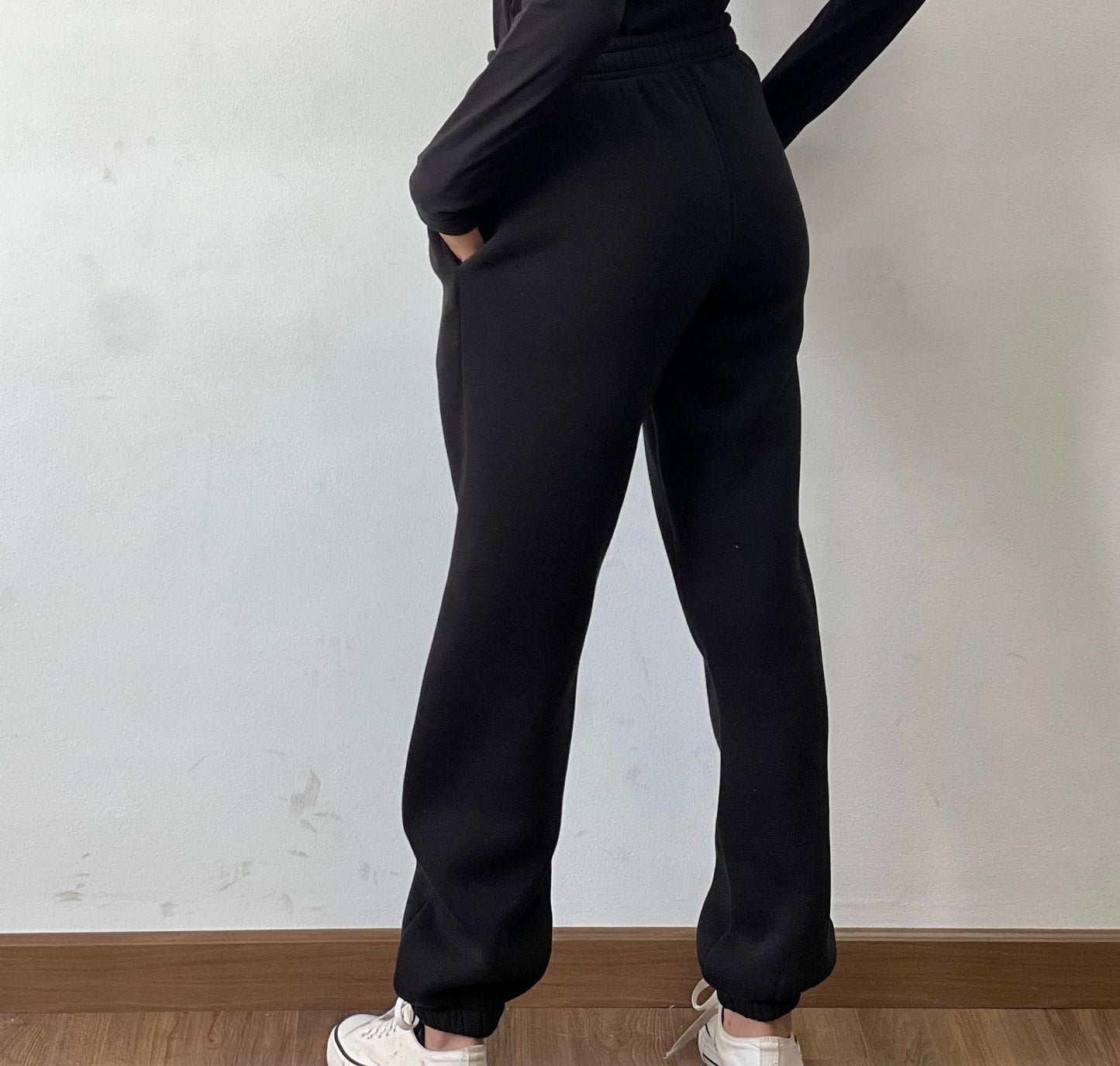 Solid Elastic Waist Joggers In Black