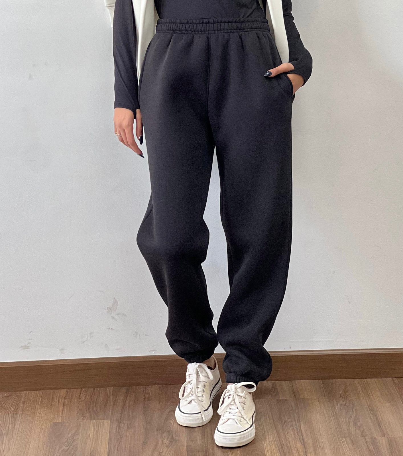 Solid Elastic Waist Joggers In Black